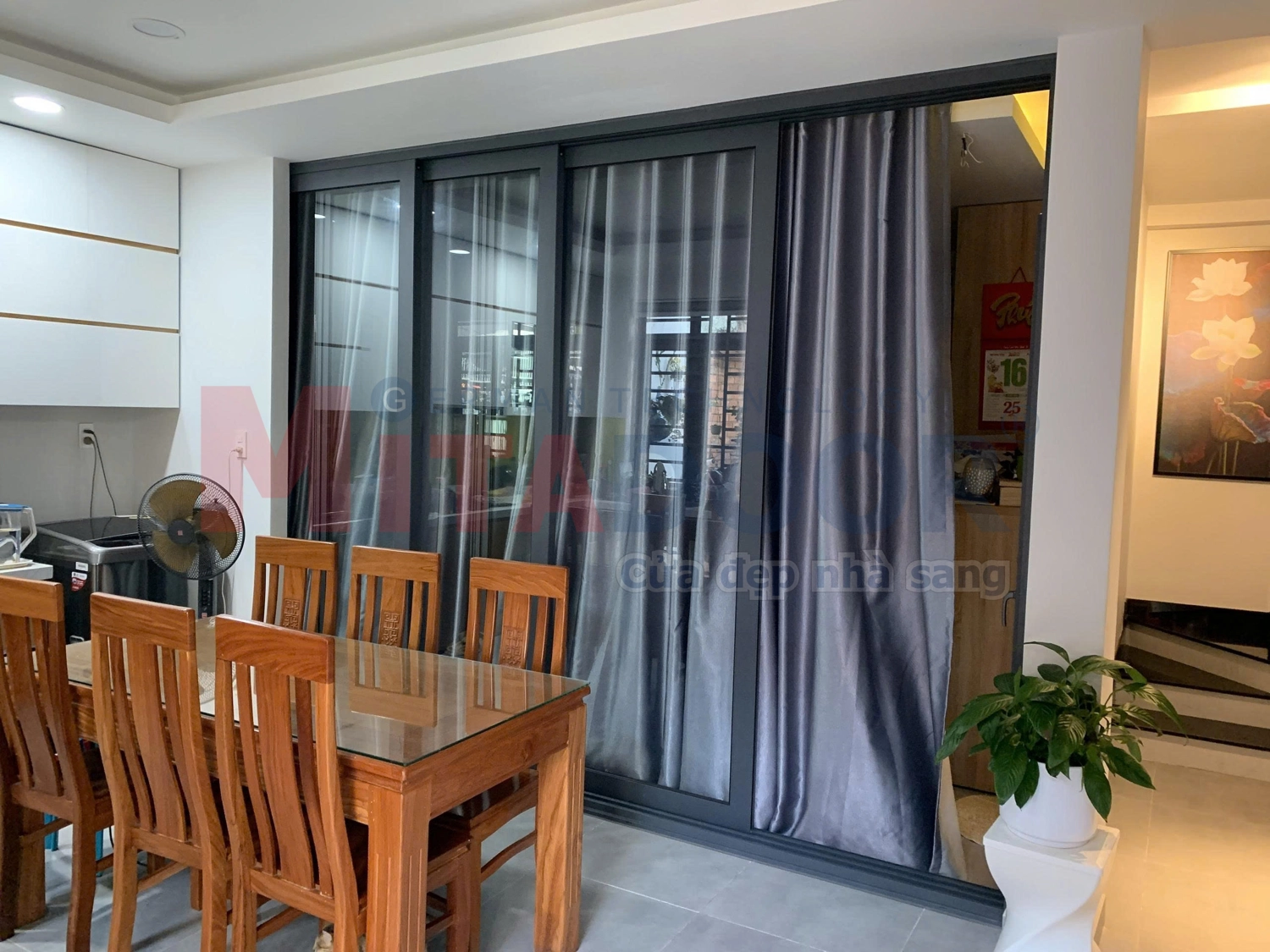 Cửa nhôm kính Mitadoor ngăn cách khu vực phòng ngủ và bếp, đảm bảo thẩm mỹ, tiện nghi