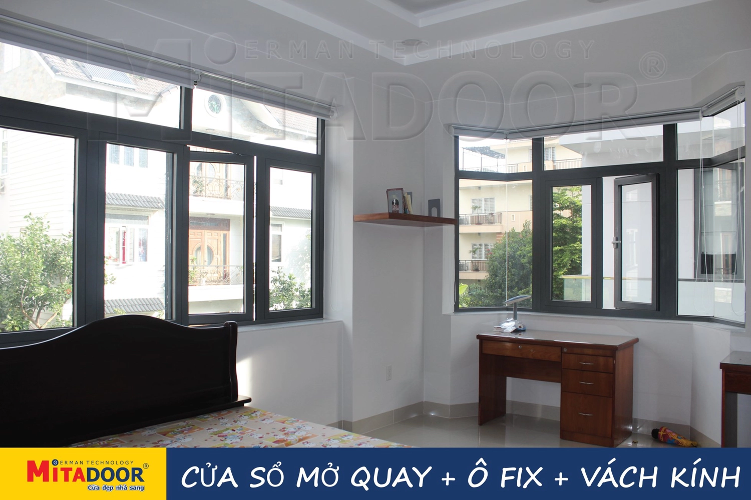 Mẫu cửa sổ mở quay kết hợp ô fix và vách kính Mitadoor không chỉ mở rộng tầm nhìn đón sáng mà còn mang lại giải pháp cách âm, cách nhiệt và chống thấm hoàn hảo
