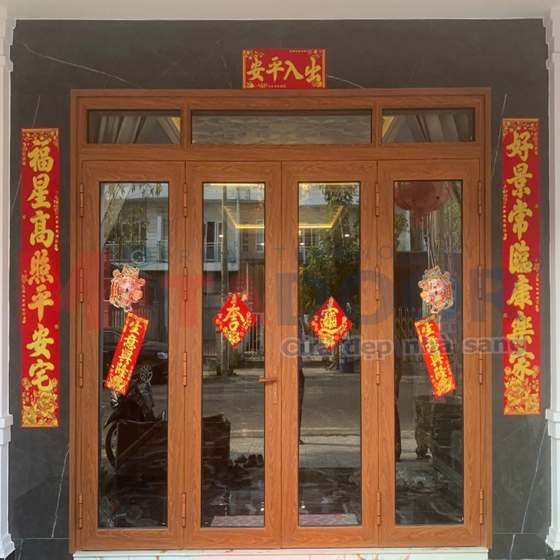 Cửa nhôm kính vân gỗ kiểu đi mở quay - hệ nhôm Super Mitadoor bản 210 bền vững, chắc chắn