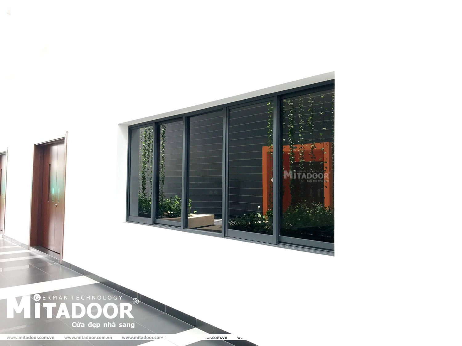 Bố trí hệ thống cửa sổ lùa Mitadoor đồng bộ cao cấp giúp mang lại không gian thông thoáng, nâng tầm thẩm mỹ cho các công trình văn phòng hiện đại