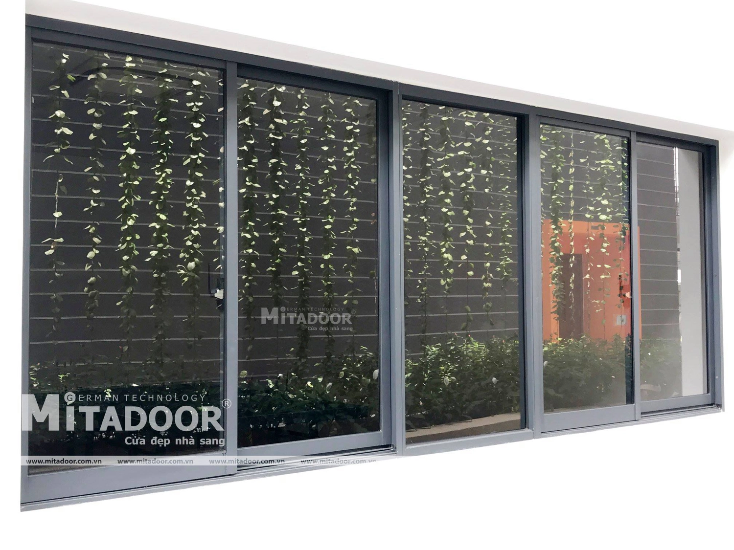 Hệ cửa sổ lùa nhôm kính trong suốt Mitadoor kiến tạo không gian thông thoáng và hiện đại, chủ đầu tư có thể thay thế bằng kính mờ ở các khu vực cần tính riêng tư hơn