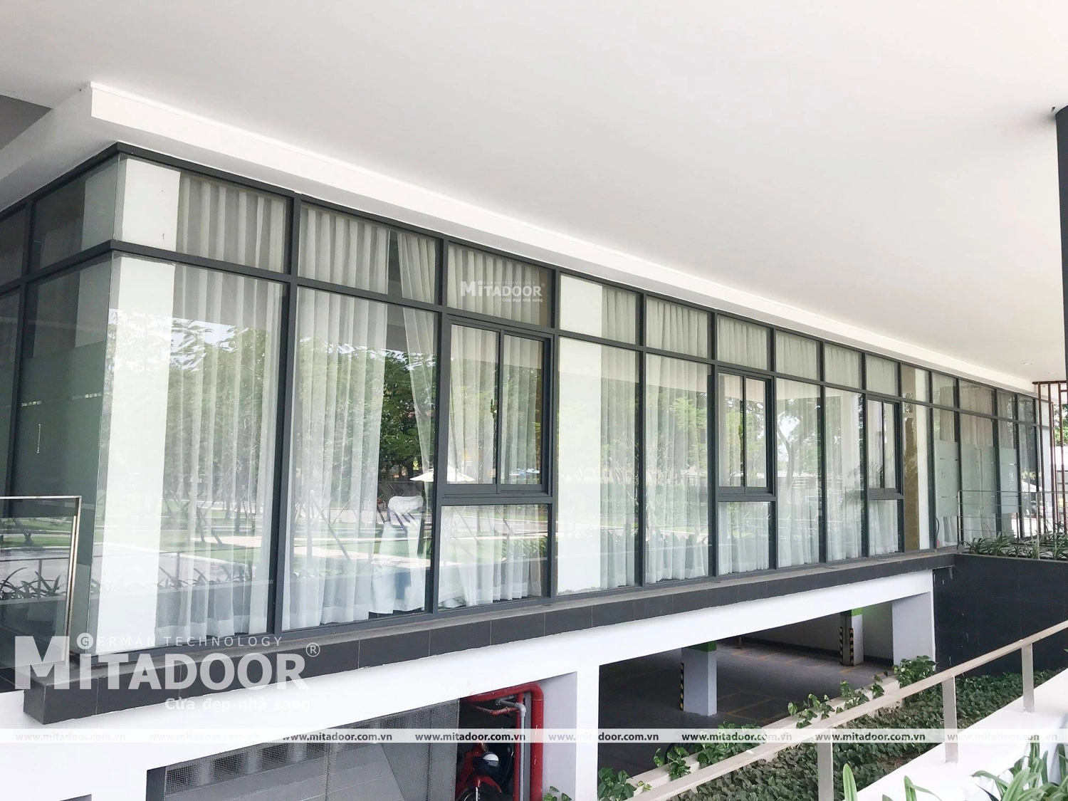 Thi công hệ thống vách kính văn phòng cao cấp giúp tối ưu hóa ánh sáng tự nhiên, mở rộng không gian tầm nhìn và nâng tầm vẻ đẹp hiện đại cho doanh nghiệp
