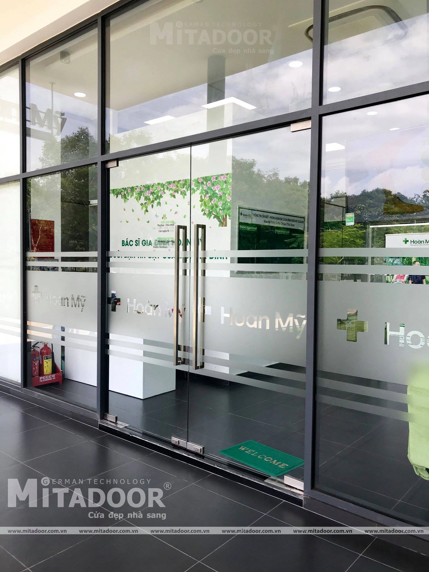 Cửa kính bản lề sàn Mitadoor
