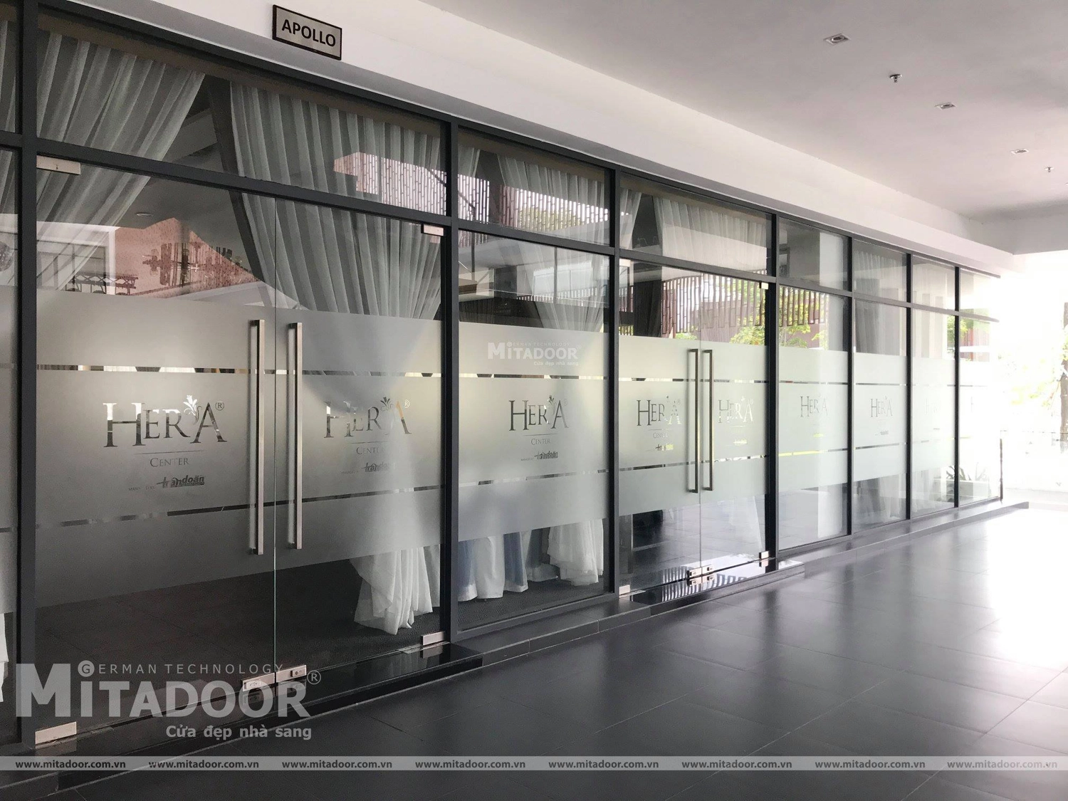 Lắp đặt hệ thống cửa kính Mitadoor bản lề sàn dành cho văn phòng giúp kiến tạo diện mạo đẳng cấp, vận hành siêu êm ái, chịu lực tốt