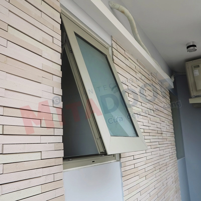 Cửa sổ mở hất hệ nhôm Mitadoor cao cấp không chỉ giúp tăng cường khả năng thông gió mà còn tránh việc nước mưa tạt vào trong khi mở cửa