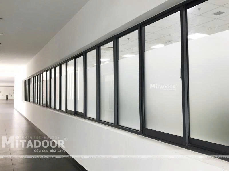 Cửa sổ mở l&ugrave;a Mitadoor hệ nh&ocirc;m cao cấp với cơ chế trượt ngang gi&uacute;p dễ d&agrave;ng vệ sinh