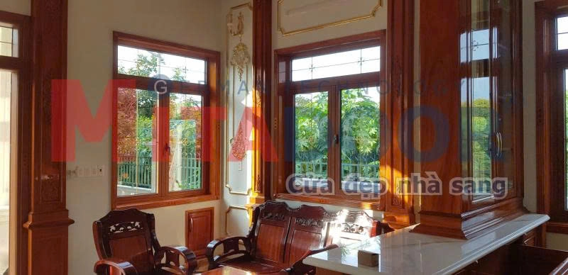 Cửa sổ mở quay hệ nh&ocirc;m Ch&acirc;u &Acirc;u ST68 Mitadoor m&agrave;u v&acirc;n gỗ trắc sang trọng v&agrave; đẳng cấp