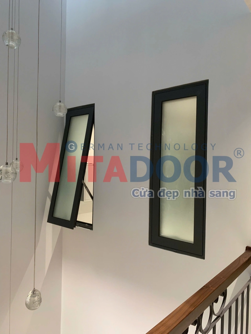 Cửa sổ mở hất hệ nhôm Châu Âu ST68 Mitadoor với thiết kế tinh tế giúp bạn an tâm tránh việc nước mưa tạt vào trong khi mở cửa
