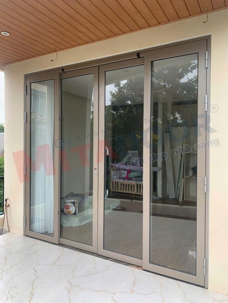Hệ cửa trượt quay của Mitadoor thiết kế tinh gọn, mở rộng không gian, với lớp sơn tĩnh điện đều màu giúp chống phai màu, chống oxy hóa vượt trội