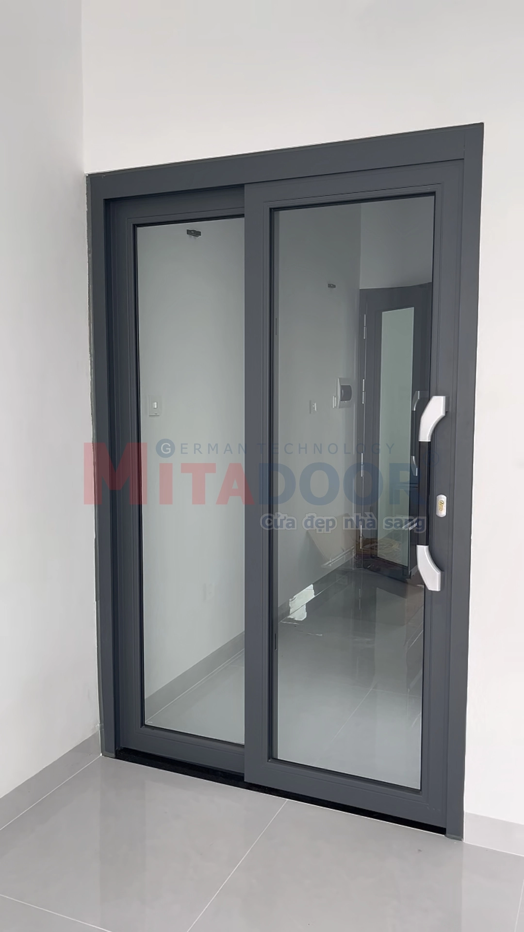 Cửa trượt quay nhôm kính Mitadoor tiện nghi, vận hành dễ dàng
