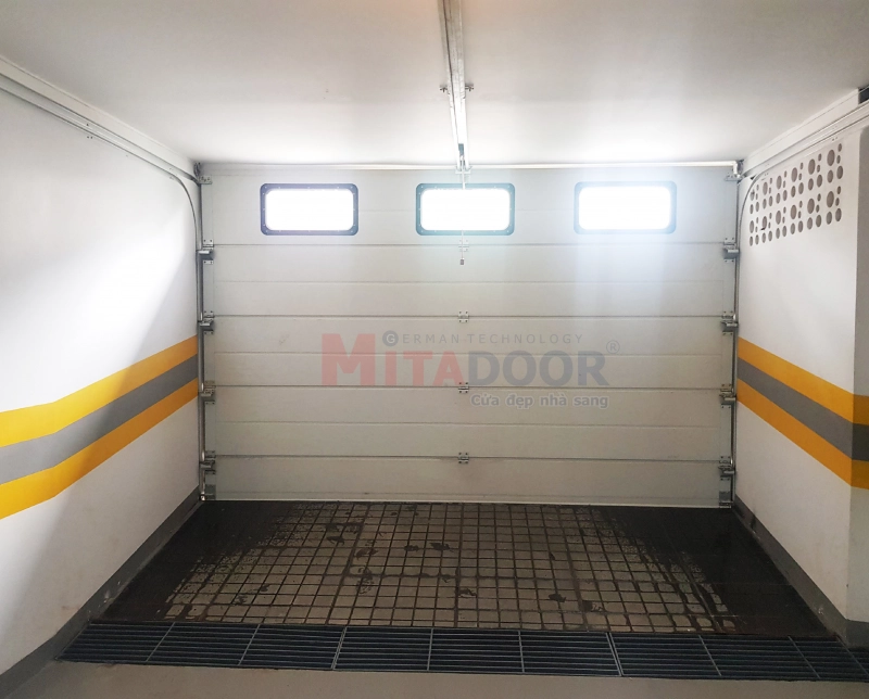Mẫu cửa trượt trần ti&ecirc;u chuẩn c&oacute; &ocirc; lấy s&aacute;ng Mitadoor