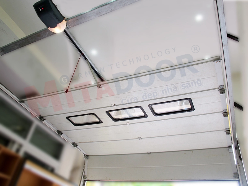 Công trình cửa trượt trần Mitadoor Garage công nghệ Đức có ô sáng