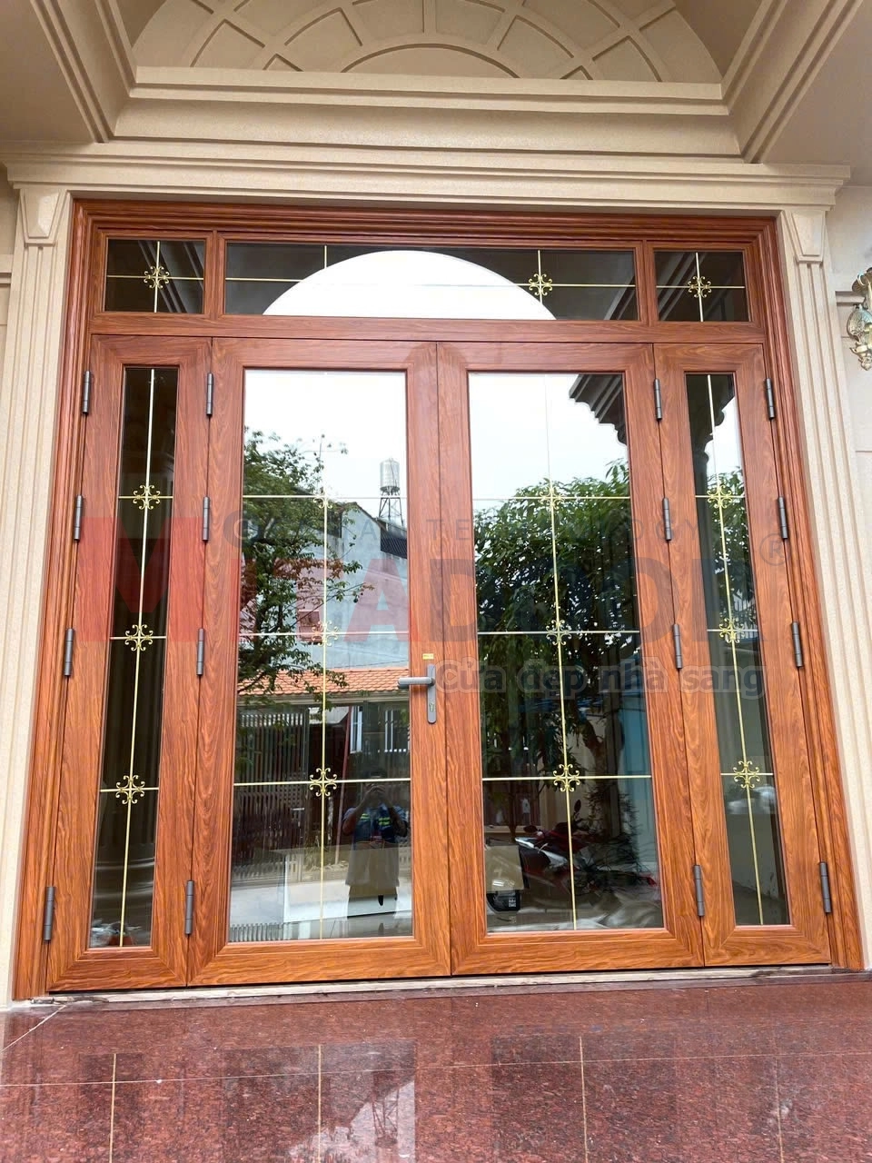Thi công cửa nhôm kính vân gỗ là xu hướng của nhiều chủ đầu tư hiện nay