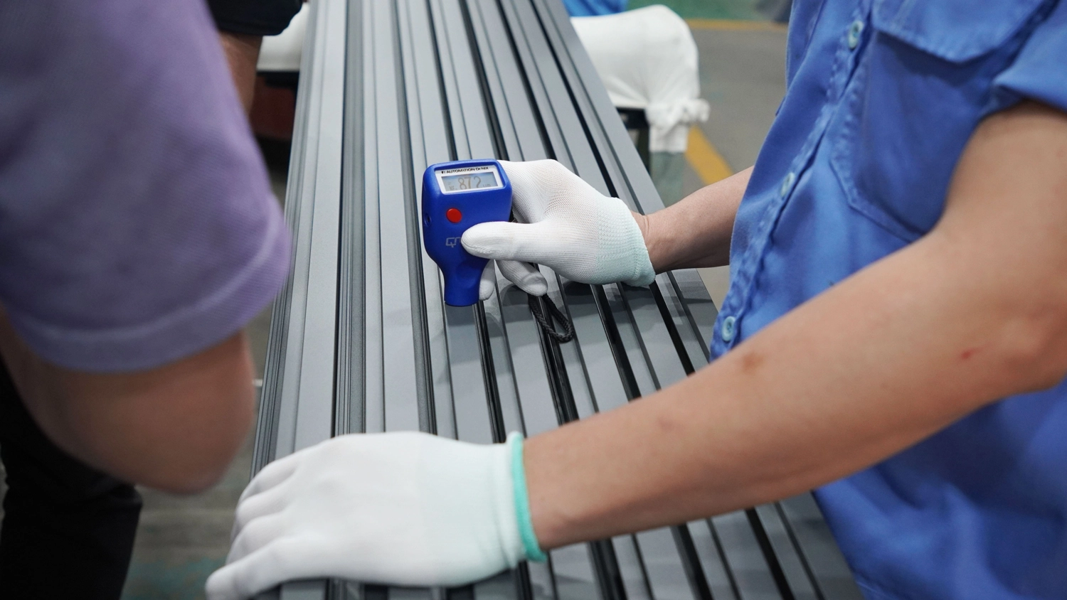 Hình ảnh thực tế lễ đón nhận chứng nhận gia hạn bảo hành sơn 25 năm của hãng sơn tĩnh điện Jotun cho sản phẩm nhôm thanh định hình Mitadoor - Đông Phong