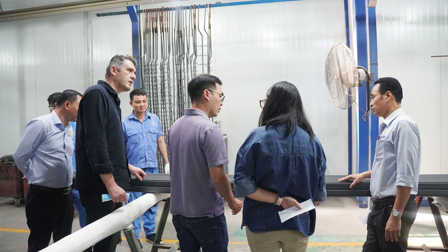 Hình ảnh thực tế lễ đón nhận chứng nhận gia hạn bảo hành sơn 25 năm của hãng sơn tĩnh điện Jotun cho sản phẩm nhôm thanh định hình Mitadoor - Đông Phong