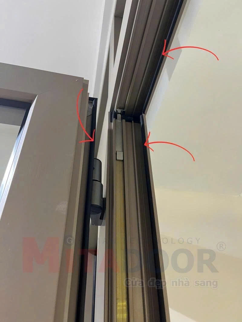 Hệ gioăng cao su EPDM đảm bảo độ k&iacute;n kh&iacute;t, chống thấm nước v&agrave; ngăn &acirc;m thanh truyền từ ngo&agrave;i v&agrave;o trong hiệu quả 