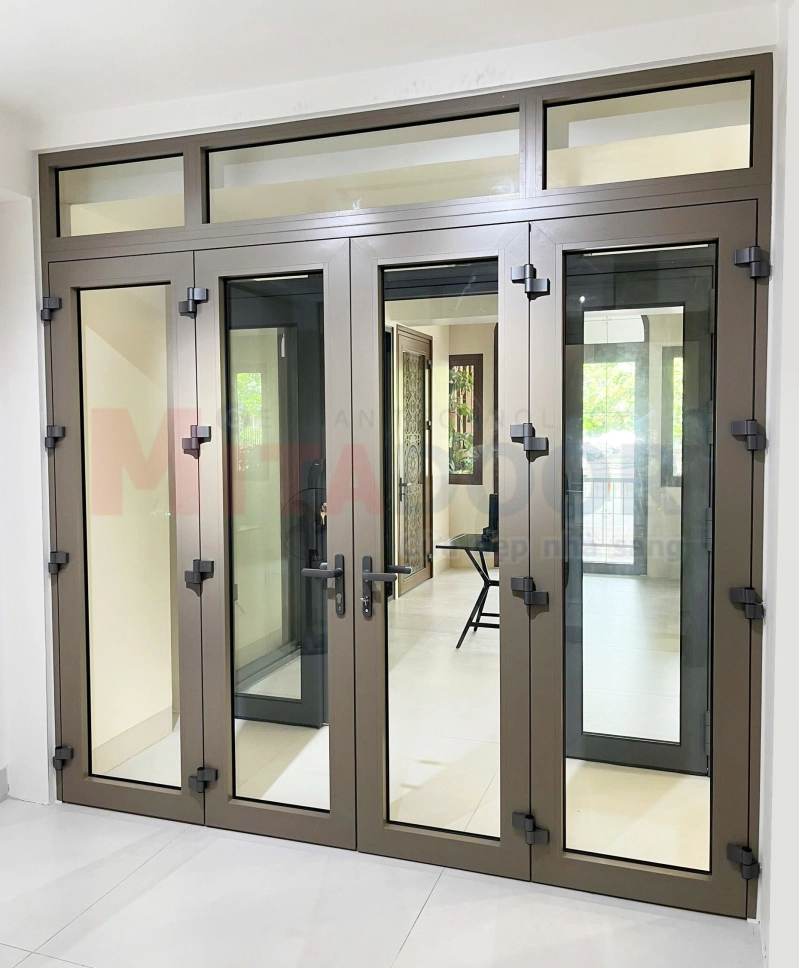 Cửa đi mở quay hệ nh&ocirc;m Ch&acirc;u &Acirc;u ST68 của Mitadoor sang trọng, c&aacute;ch &acirc;m, c&aacute;ch nhiệt v&agrave; chống thấm hiệu quả