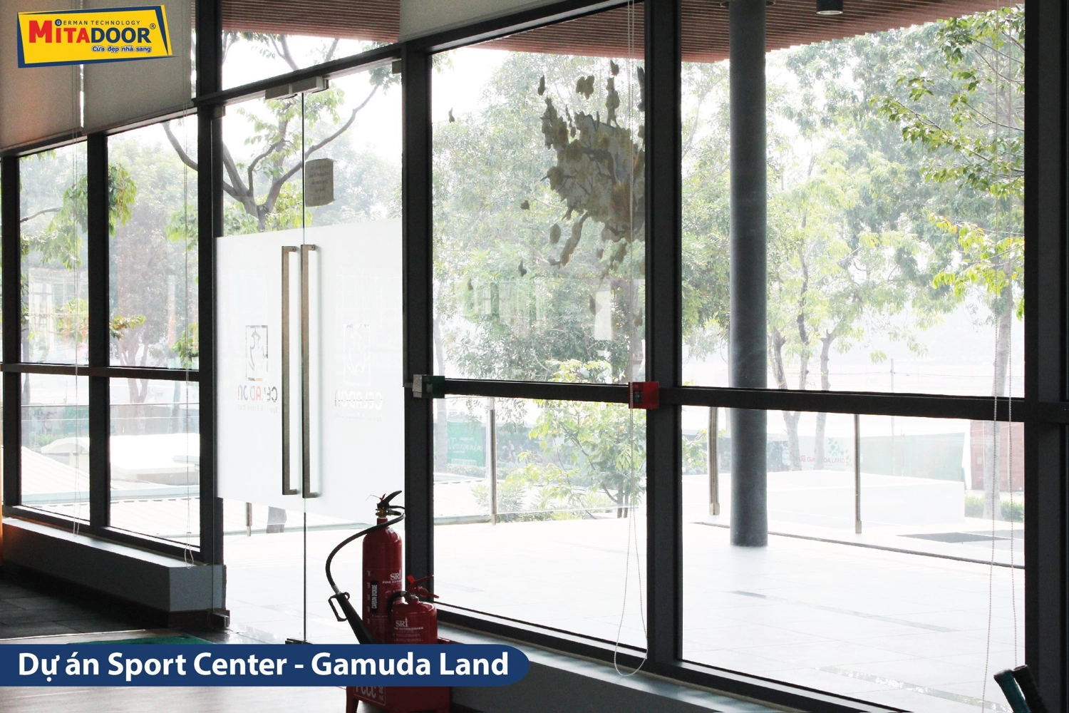 Vách kính cố định ngày càng được ưa chuộng trong các công trình hiện đại