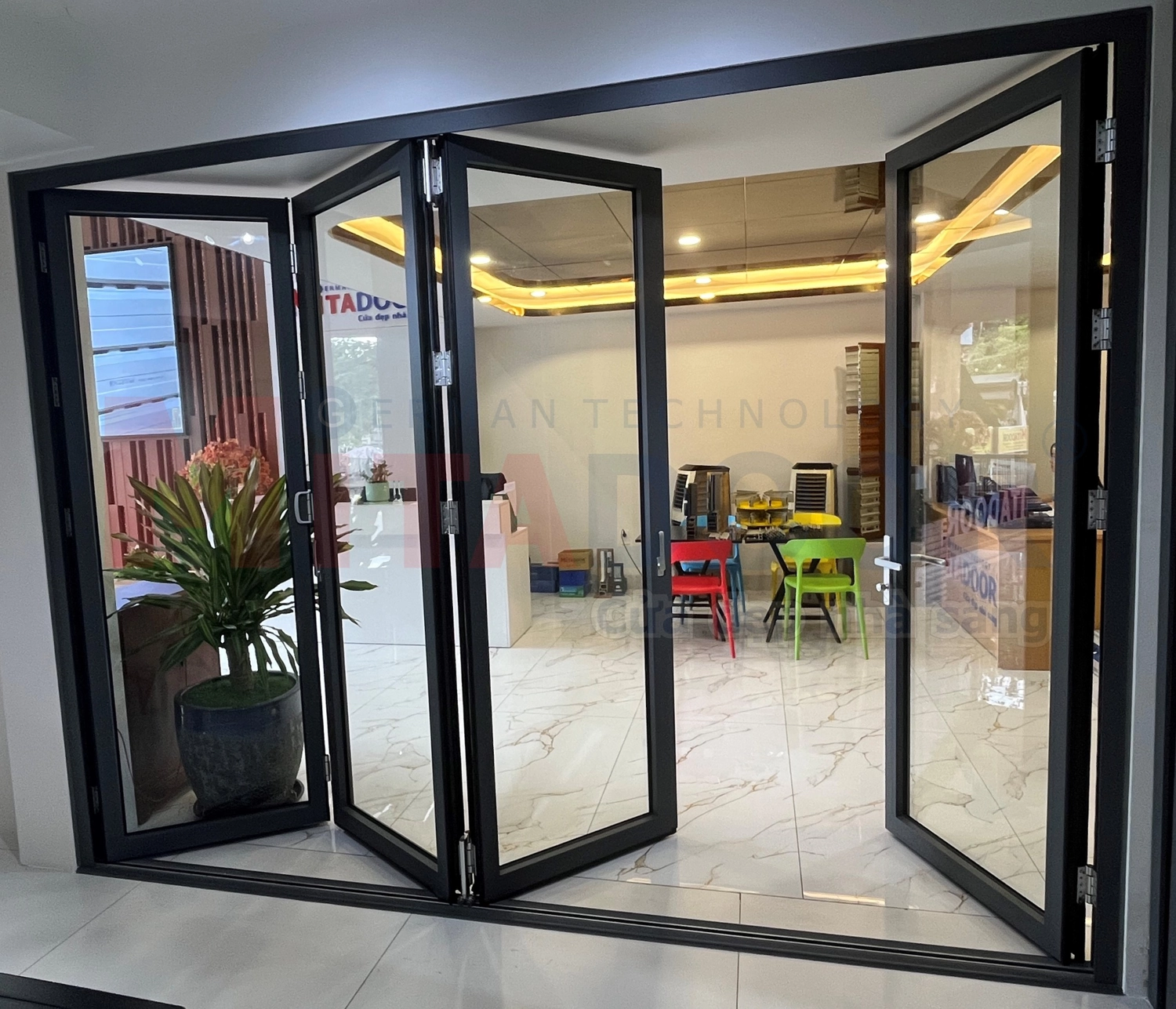 Cửa xếp trượt Mitadoor sử dụng hệ phụ kiện đồng bộ chính hãng, đảm bảo cửa vận hành êm ái và kéo dài tuổi thọ sản phẩm