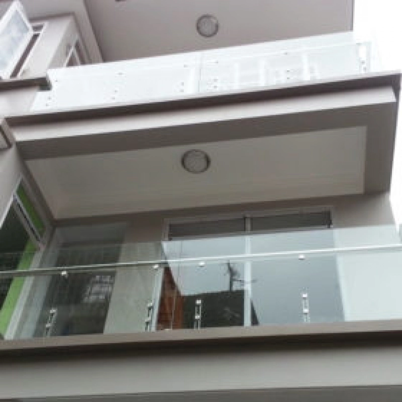 Lan can kính Mitadoor với ưu điểm dễ dàng lau chùi, chịu lực va đập cao, không bị oxi hóa và chống trầy hiệu quả