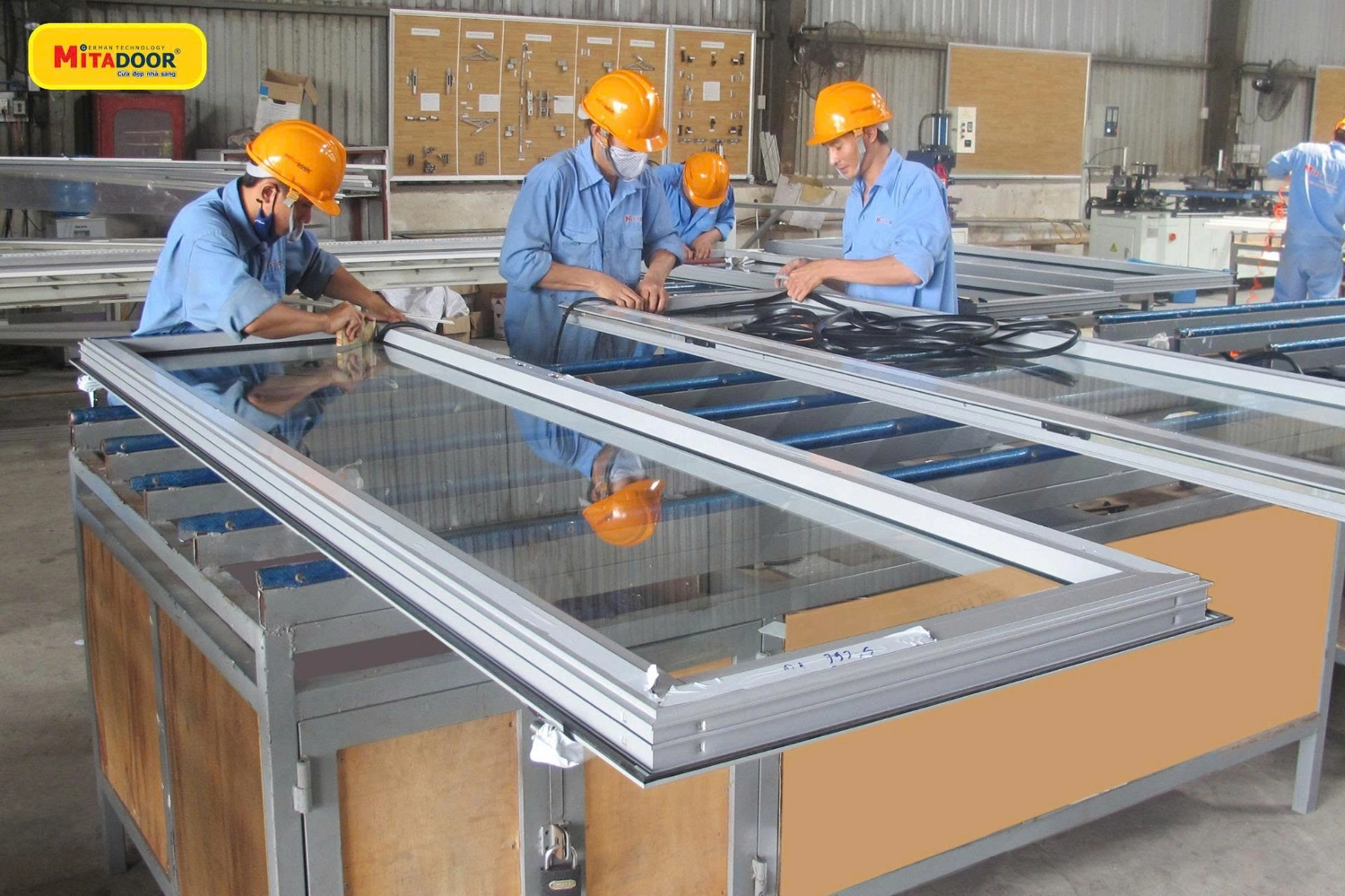Thợ kỹ thuật đang hoàn thiện cửa nhôm kính tại nhà máy Mitadoor