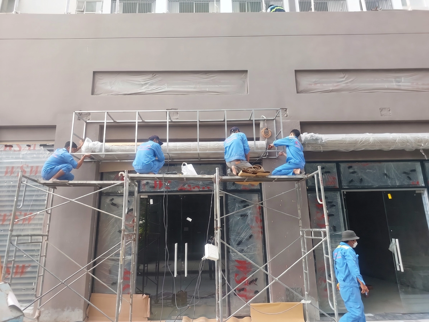Lắp đặt khung xương hộp che kỹ thuật cửa cuốn