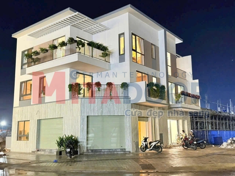 Mẫu cửa cuốn tấm liền vận h&agrave;nh &ecirc;m &aacute;i, tối ưu chi ph&iacute;