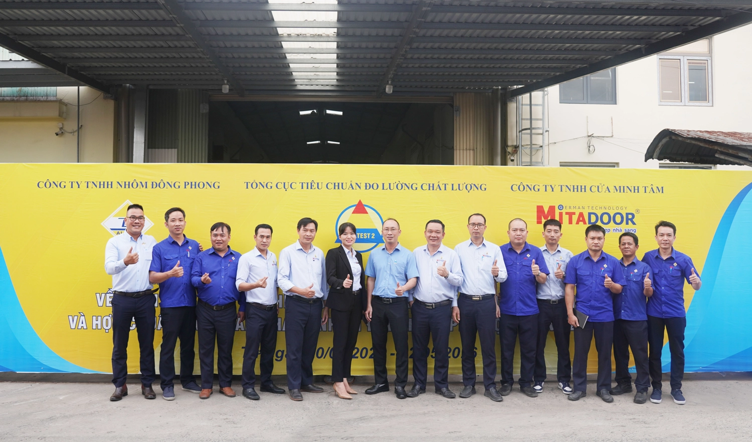Đại diện của Mitadoor Group - Công ty TNHH Nhôm Đông Phong - Trung Tâm Quatest 2 chụp hình lưu niệm