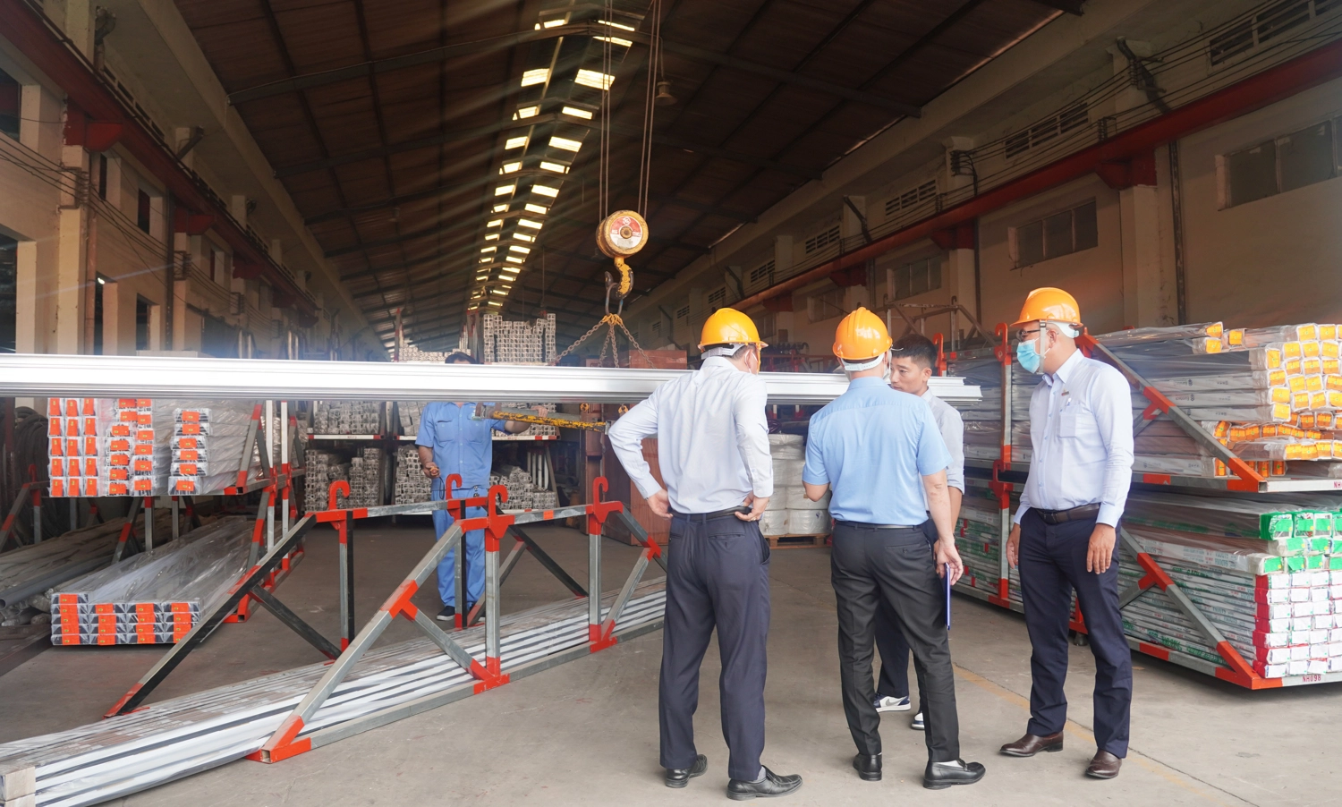Đại diện công ty dẫn chuyên gia xuống các phân xưởng đánh giá kiểm tra