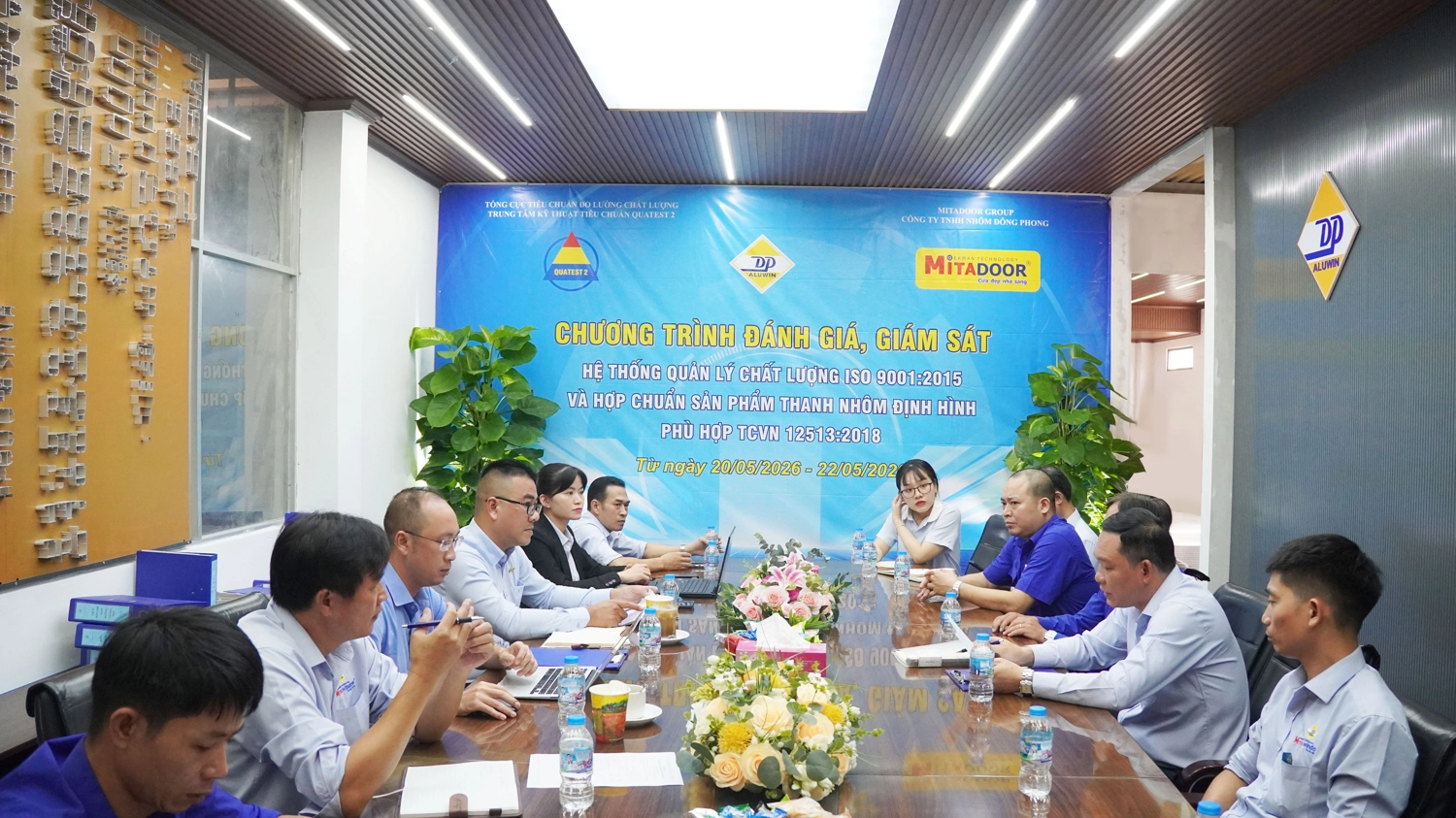 Ông Đỗ Xuân Hiếu đang kiểm tra đánh giá công tác duy tu, bảo trì máy móc thiết bị theo hồ sơ tại phòng họp