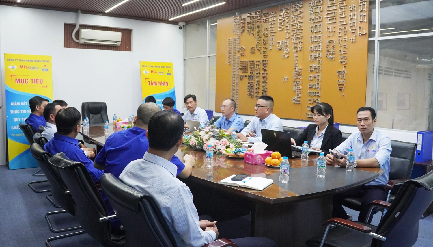 Ông Đỗ Xuân Hiếu đang kiểm tra đánh giá công tác duy tu, bảo trì máy móc thiết bị theo hồ sơ tại phòng họp