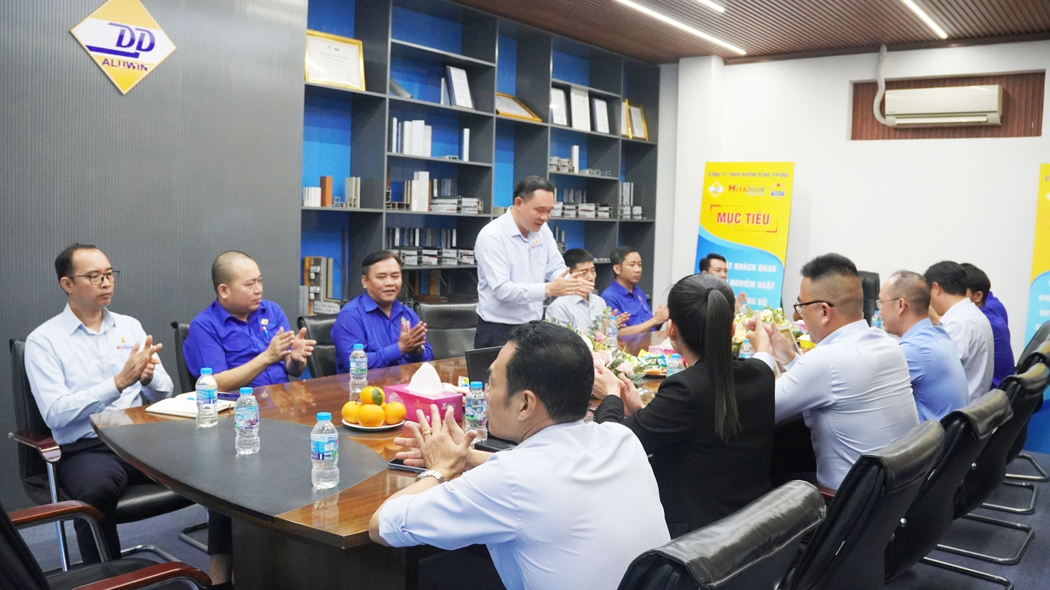 Ông Đỗ Xuân Hiếu đang kiểm tra đánh giá công tác duy tu, bảo trì máy móc thiết bị theo hồ sơ tại phòng họp