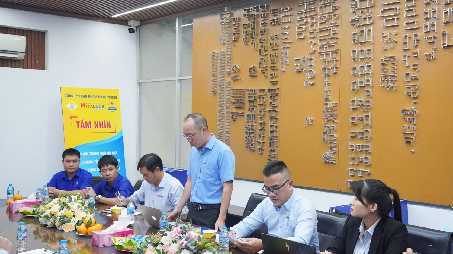 Ông Đỗ Xuân Hiếu đang kiểm tra đánh giá công tác duy tu, bảo trì máy móc thiết bị theo hồ sơ tại phòng họp