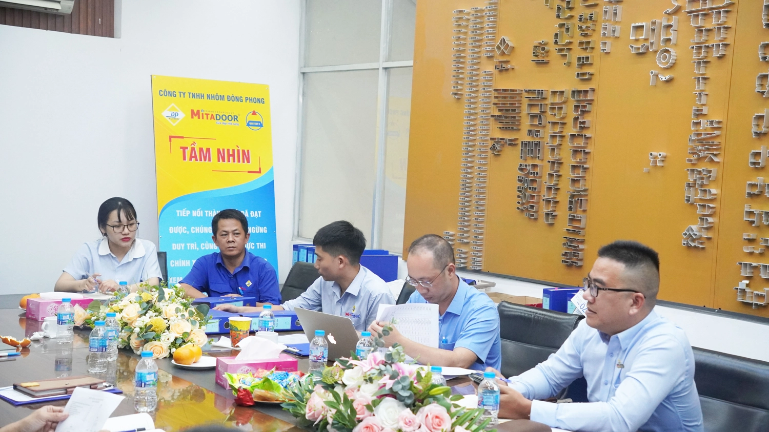 Ông Đỗ Xuân Hiếu đang kiểm tra đánh giá công tác duy tu, bảo trì máy móc thiết bị theo hồ sơ tại phòng họp