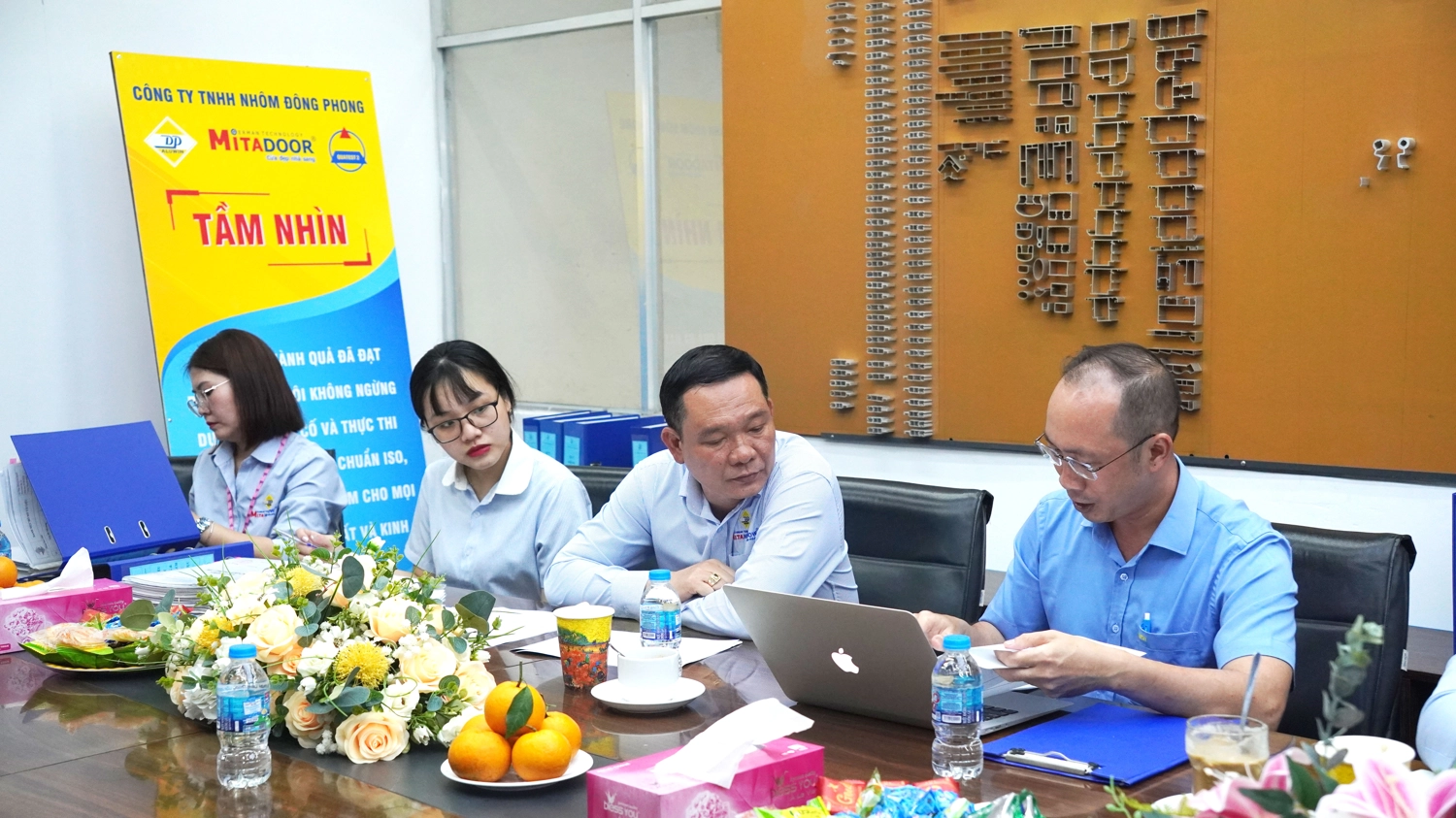 Ông Đỗ Xuân Hiếu đang kiểm tra đánh giá công tác duy tu, bảo trì máy móc thiết bị theo hồ sơ tại phòng họp