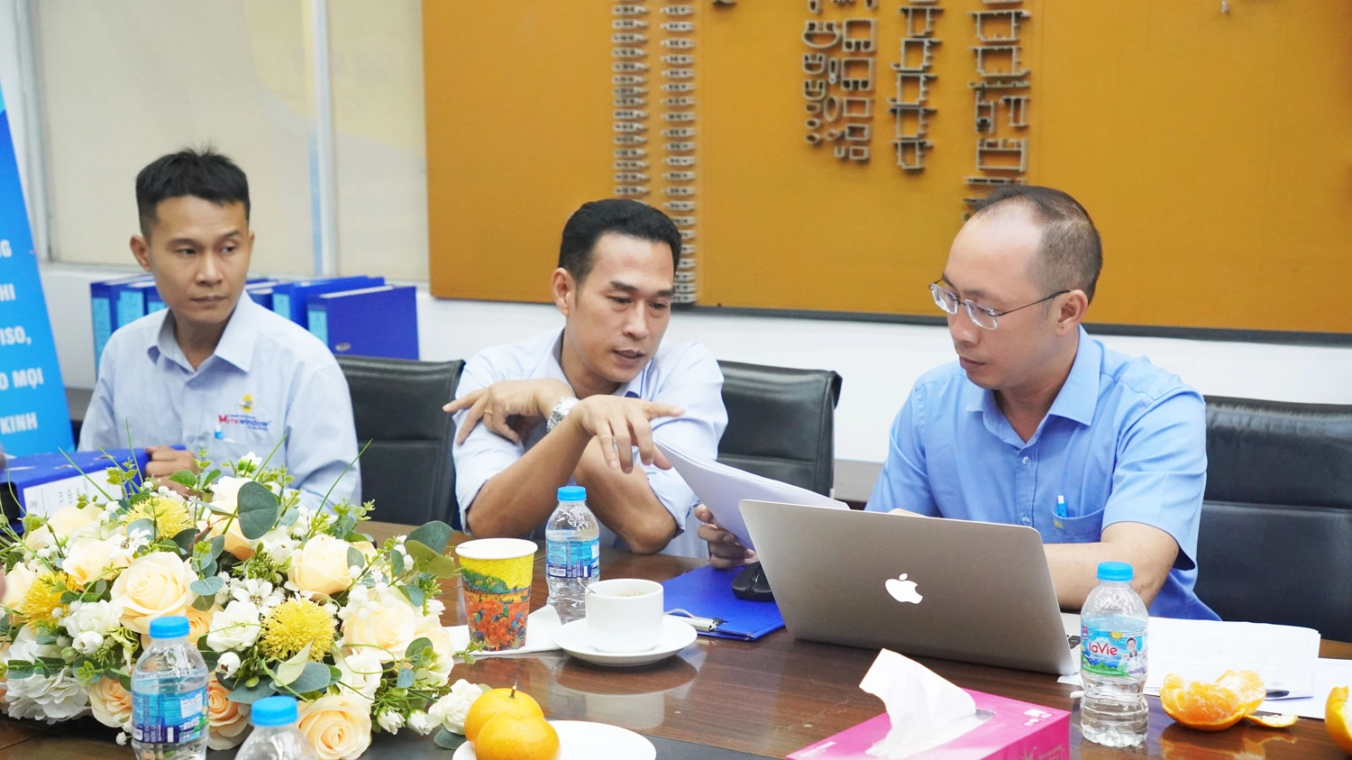 Ông Đỗ Xuân Hiếu đang kiểm tra đánh giá công tác duy tu, bảo trì máy móc thiết bị theo hồ sơ tại phòng họp