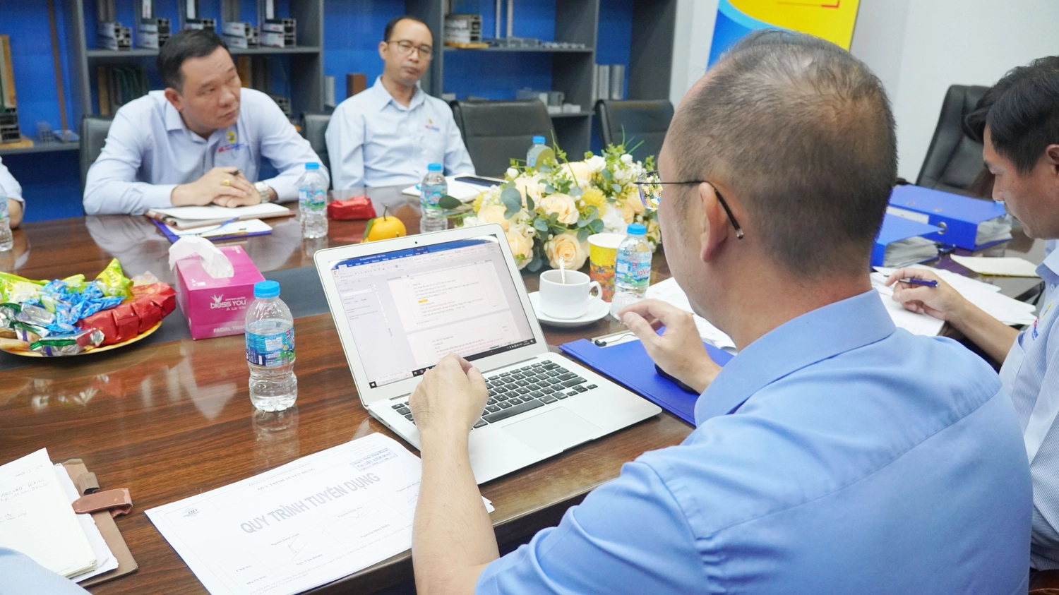 Ông Đỗ Xuân Hiếu đang kiểm tra đánh giá công tác duy tu, bảo trì máy móc thiết bị theo hồ sơ tại phòng họp