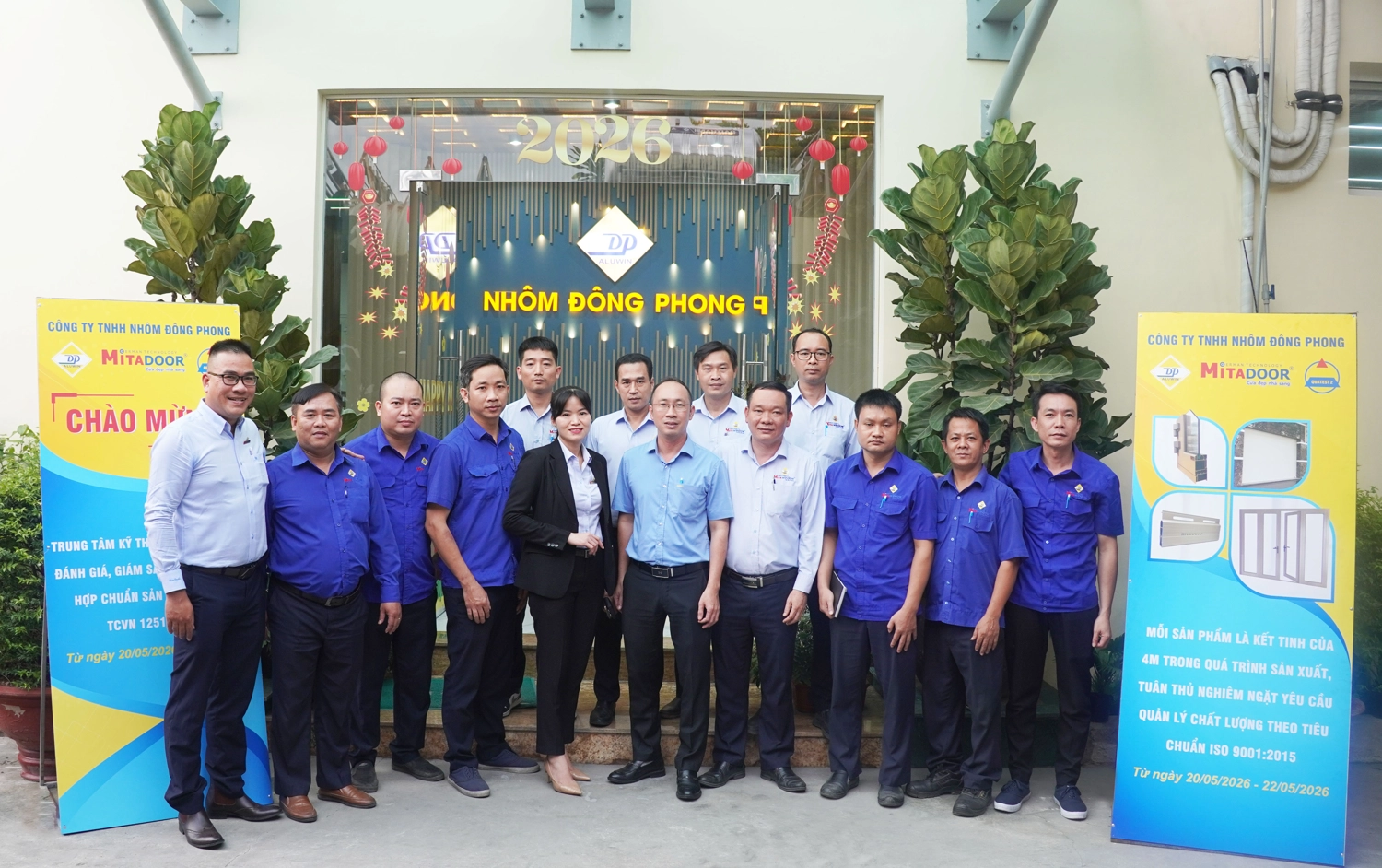 Đại diện của Mitadoor Group - Công ty TNHH Nhôm Đông Phong - Trung Tâm Quatest 2 chụp hình lưu niệm