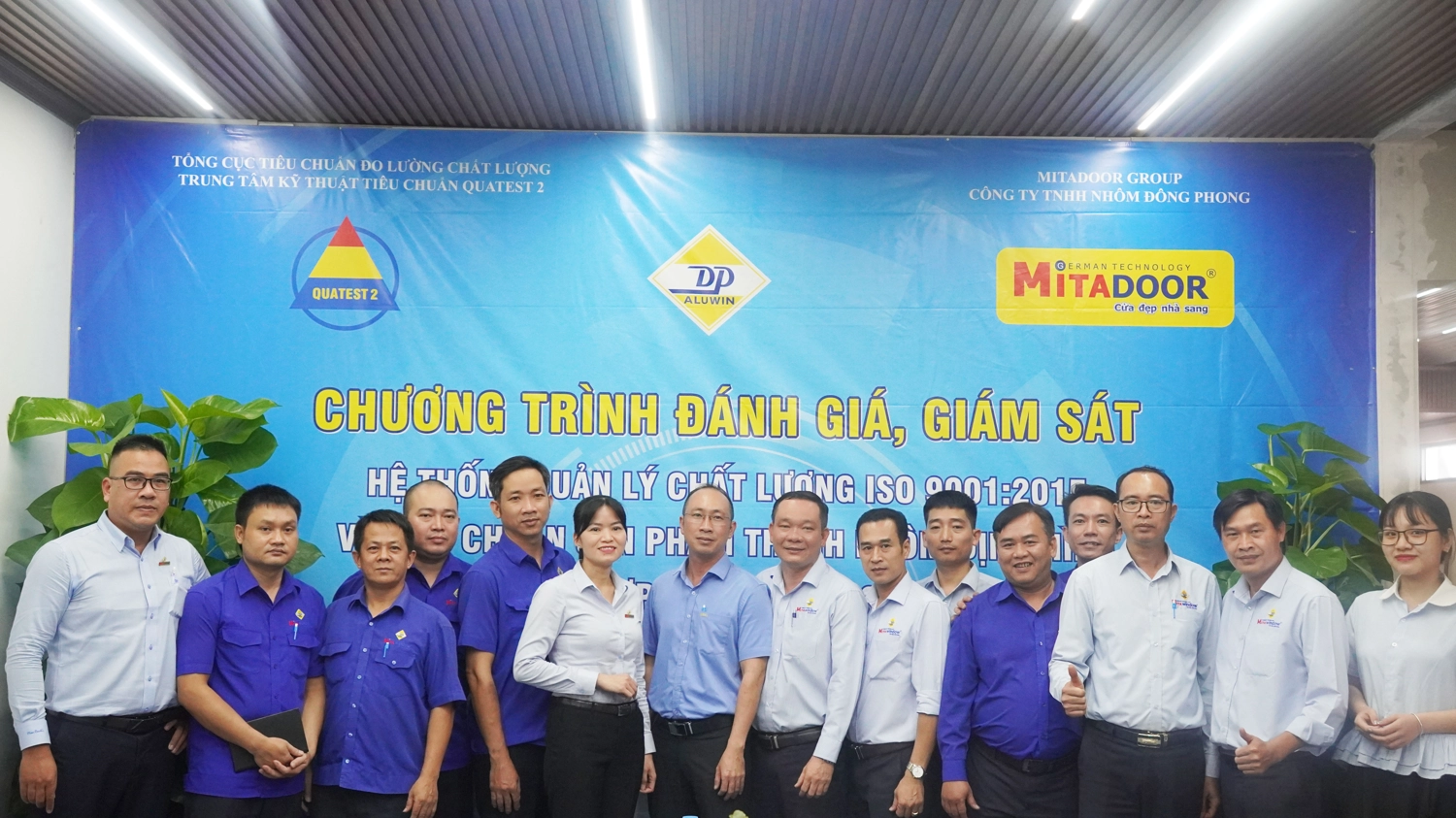 Đại diện của Mitadoor Group - Công ty TNHH Nhôm Đông Phong - Trung Tâm Quatest 2 chụp hình lưu niệm