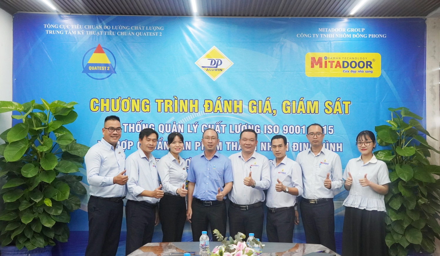 Đại diện của Mitadoor Group - Công ty TNHH Nhôm Đông Phong - Trung Tâm Quatest 2 chụp hình lưu niệm