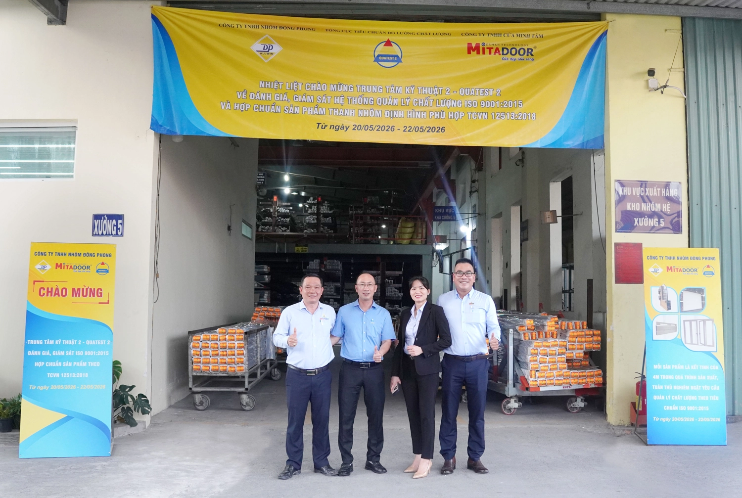 Đại diện của Mitadoor Group - Công ty TNHH Nhôm Đông Phong - Trung Tâm Quatest 2 chụp hình lưu niệm