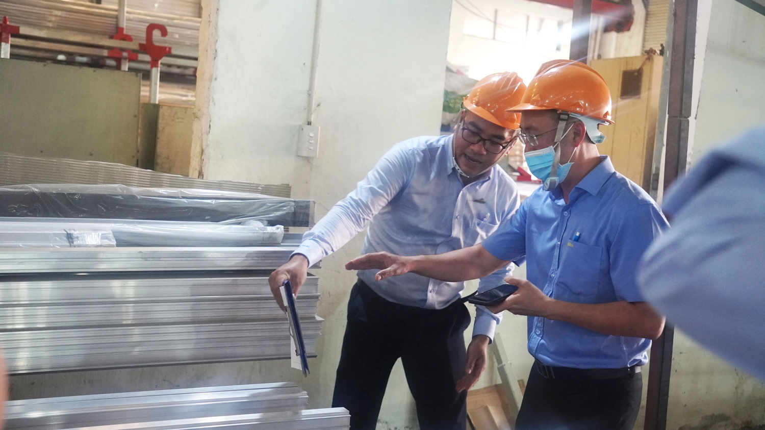 Đại diện công ty dẫn chuyên gia xuống các phân xưởng đánh giá kiểm tra