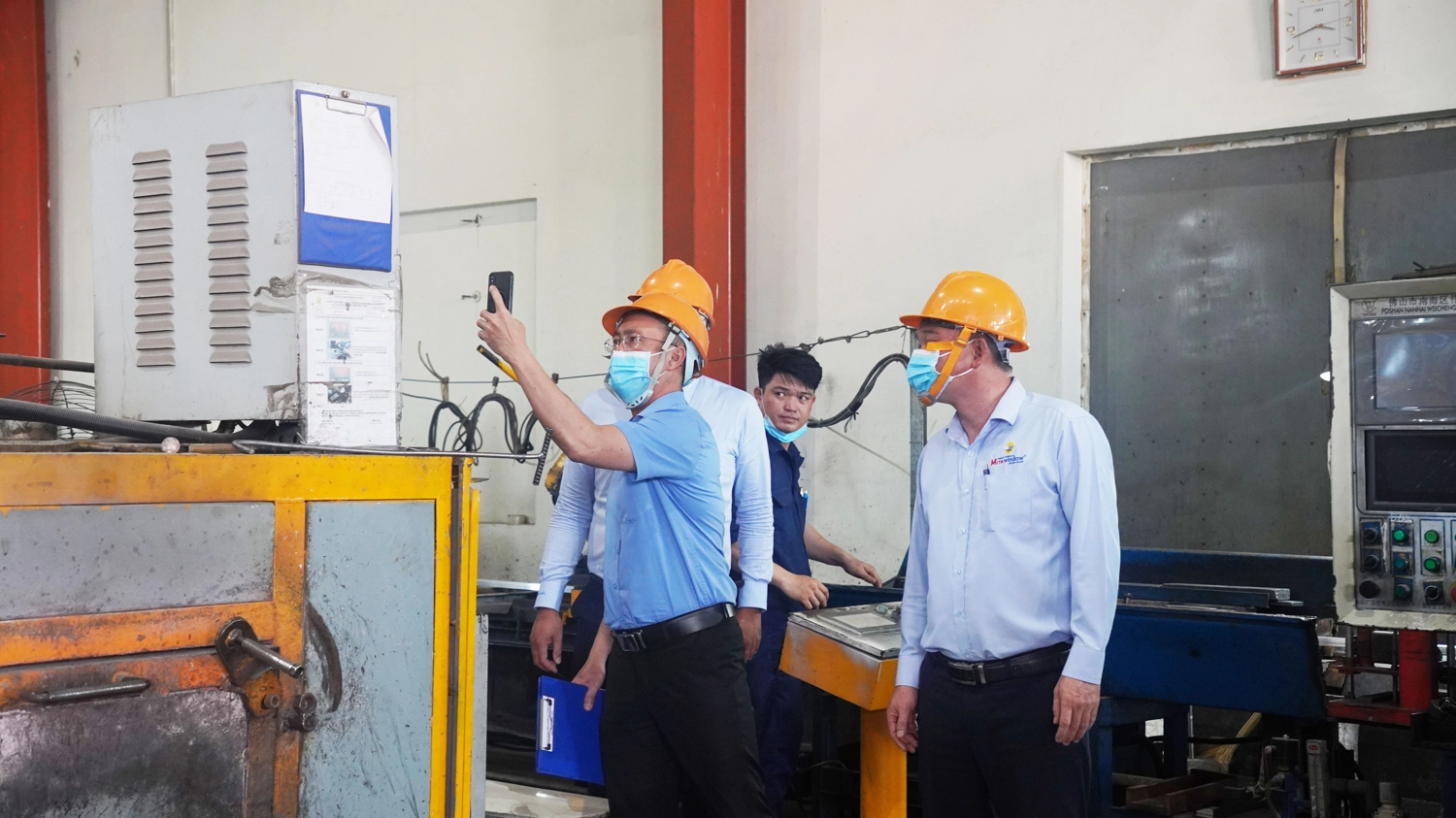 Đại diện công ty dẫn chuyên gia xuống các phân xưởng đánh giá kiểm tra
