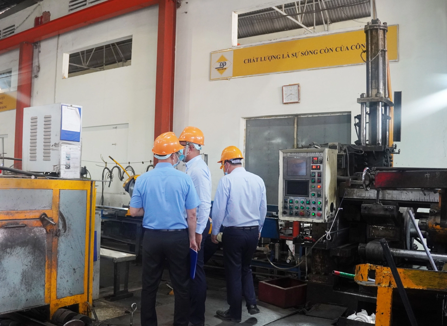 Đại diện công ty dẫn chuyên gia xuống các phân xưởng đánh giá kiểm tra