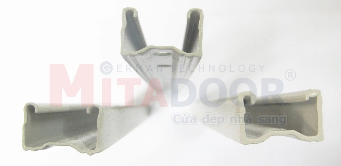 Cận cảnh c&aacute;c thanh U cấu tạo cửa k&eacute;o sắt (th&eacute;p)