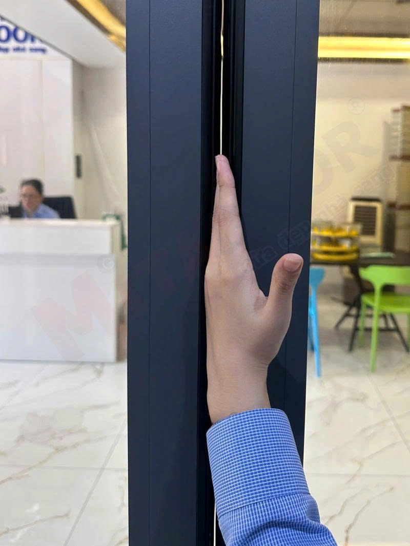 Khe gấp được tích hợp gioăng cao su mềm, giúp hạn chế kẹt tay và bảo vệ an toàn cho người dùng