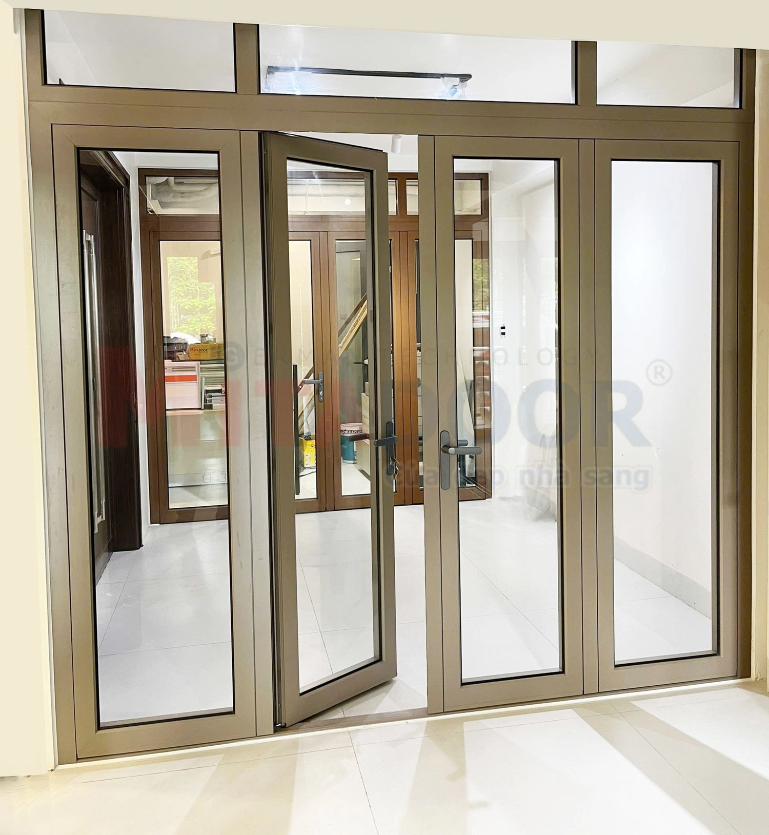 Cửa đi mở quay Mitadoor ST68 sang trọng, vững chắc với hệ phụ kiện đồng bộ, chính hãng