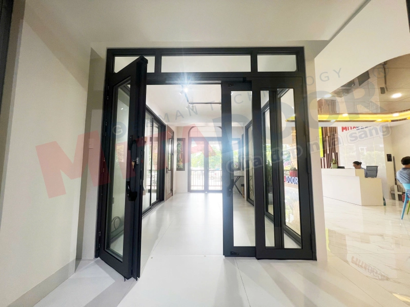 Cửa đi mở quay – Hệ trượt quay Mitadoor linh hoạt, bền bỉ, sử dụng tay nắm dài siêu vững chắc