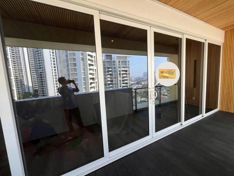Cửa đi mở lùa hệ nhôm Châu Âu ST95 Mitadoor với cấu tạo 3 ray - 6 cánh thẩm mỹ, tiện nghi