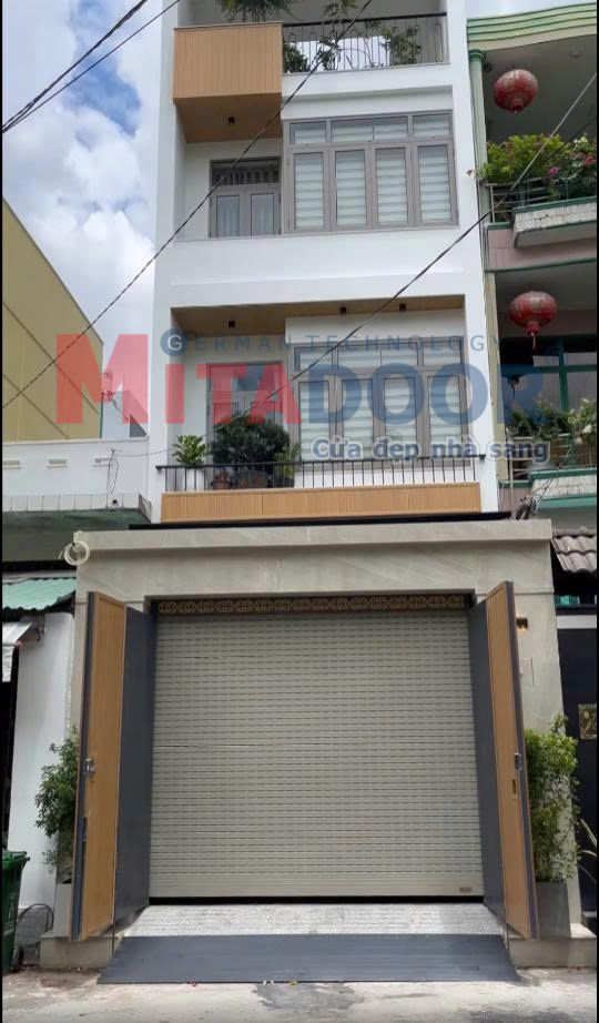 Cửa cuốn nhôm cao cấp Mitadoor X205R màu ghi sần, vận hành êm ái nhờ tích hợp hệ thống ron giảm chấn kép (lông nheo kép chống ồn) Cửa cuốn nhôm cao cấp Mitadoor X205R màu ghi sần, vận hành êm ái nhờ tích hợp hệ thống ron giảm chấn kép (lông nheo kép chống ồn)